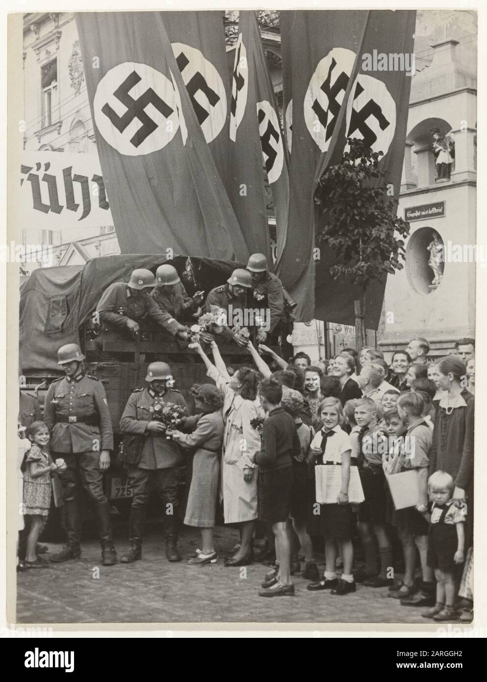 Le truppe tedesche sono accolte dai cittadini di Danzig in una fotografia propagandistica, il 3 settembre 1939 Foto Stock