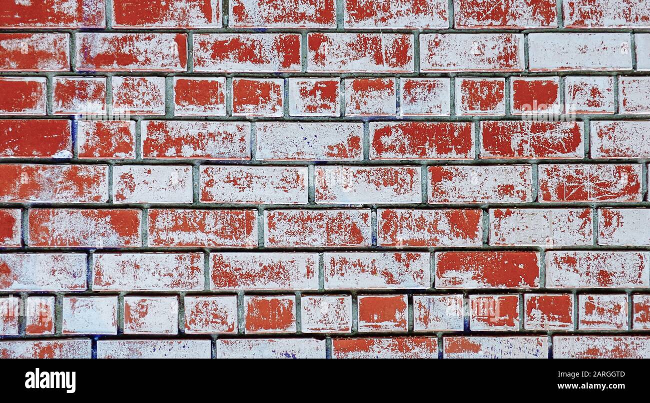 Grunge rosso mattone parete sfondo con bianco intonaco macchie Foto Stock