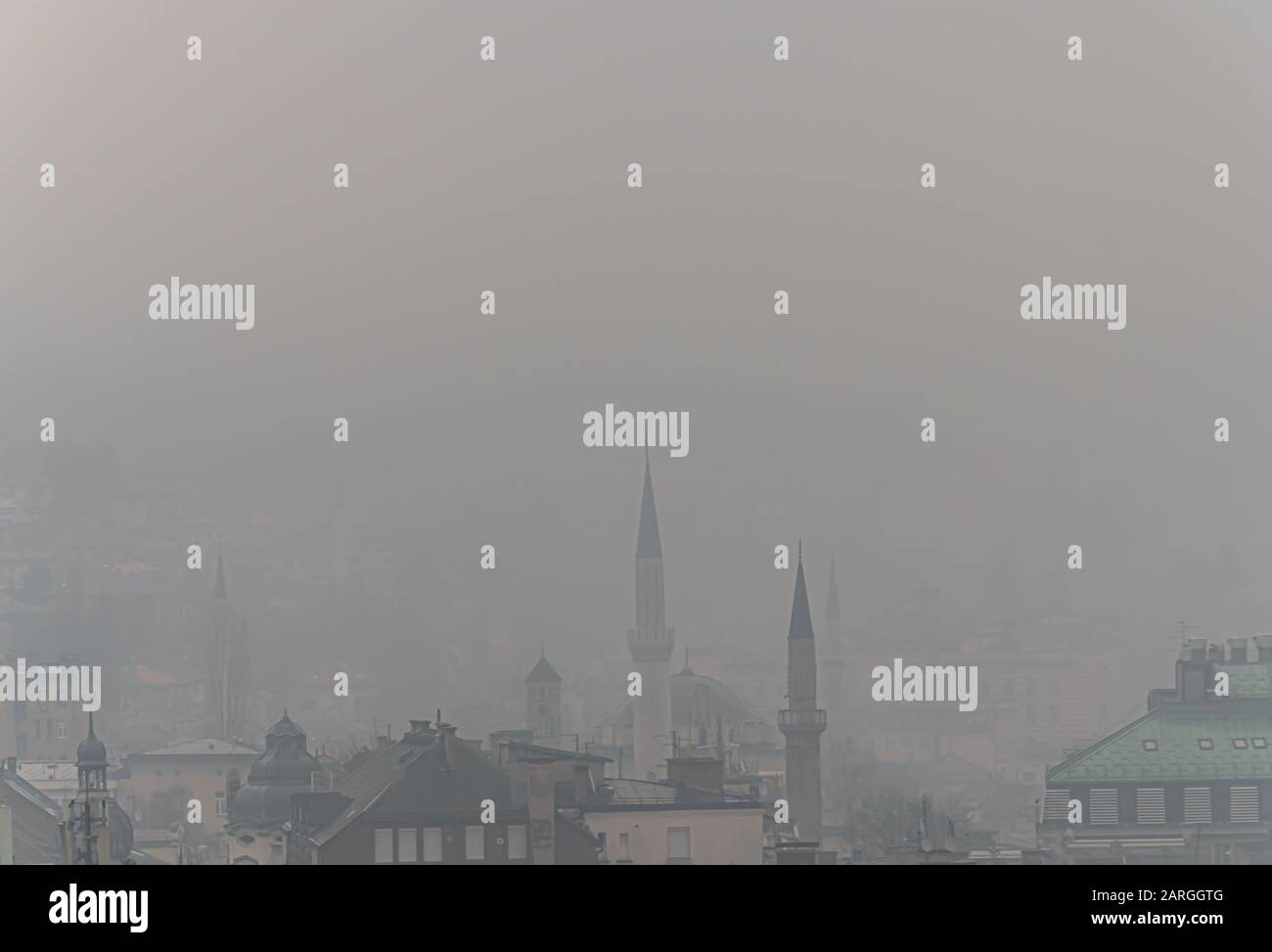 Sarajevo è una delle città più inquinate del mondo. Questa foto mostra l'alta nebbia inquinata su Sarajevo. Foto Stock
