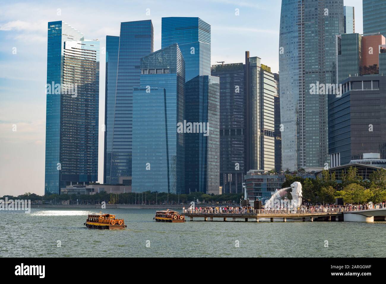 Barche turistiche con la statua Merlion e lo skyline di Marina Bay, Singapore, Sud-Est asiatico, Asia Foto Stock