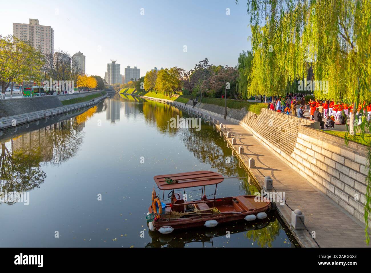Vista del fossato e del muro della città di Xi'an, provincia Shaanxi, Repubblica Popolare Cinese, Asia Foto Stock