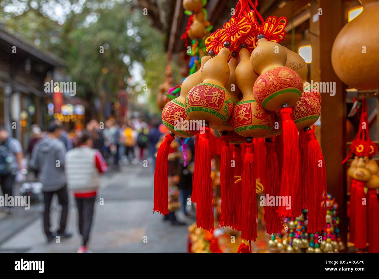 Souvenir cinesi a Kuanxiangzi Alley, Chengdu, Sichuan Province, Repubblica Popolare Cinese, Asia Foto Stock