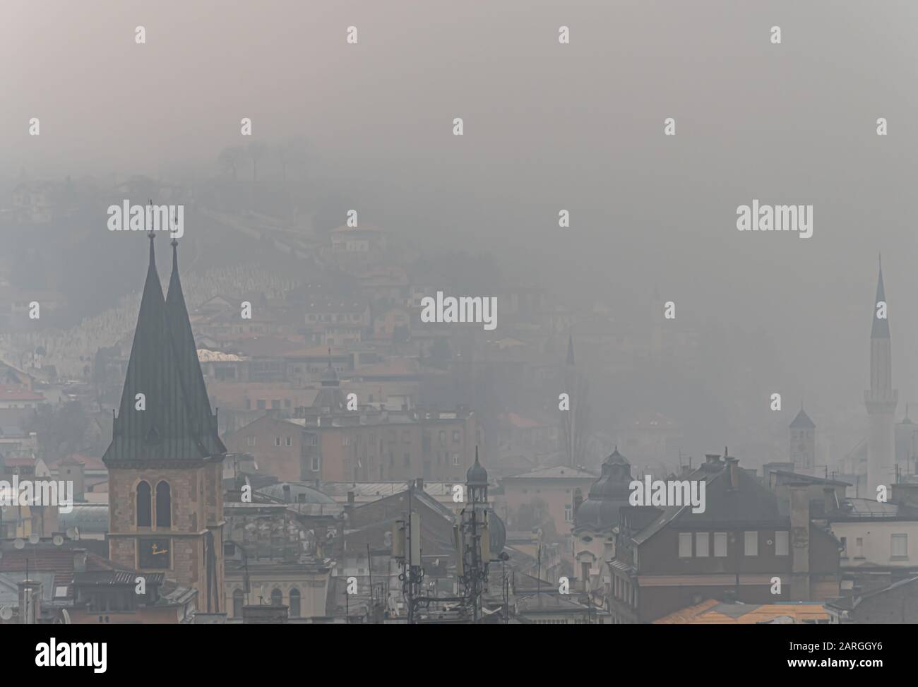 Sarajevo è una delle città più inquinate del mondo. Questa foto mostra l'alta nebbia inquinata su Sarajevo. Foto Stock