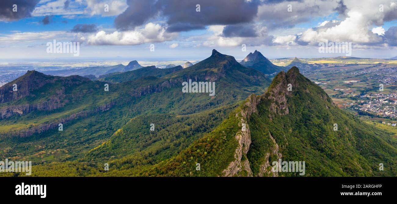 Panoramica Aerea Del Monte Le Pouce, Moka Range, Port Louis, Mauritius, Africa Foto Stock