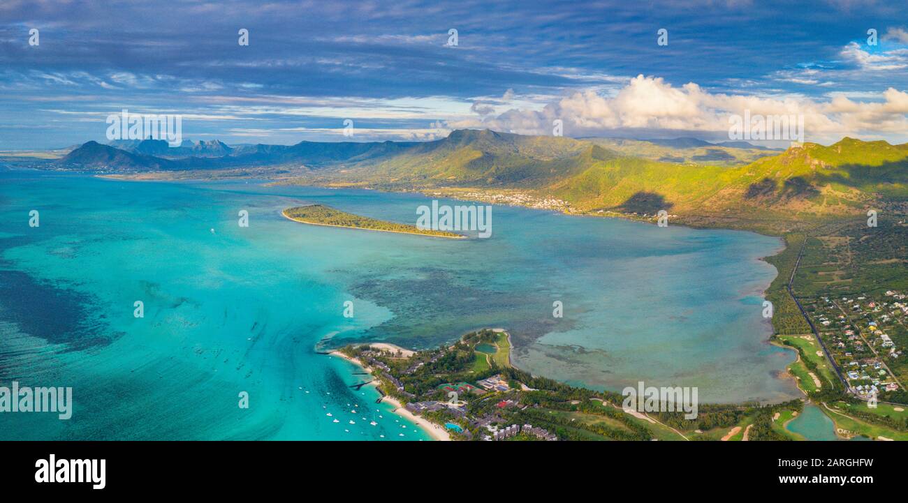 Panoramica aerea della laguna turchese che circonda Aux BenAgnes e la Gaulette, le Morne Brabant, Mauritius, Oceano Indiano, Africa Foto Stock