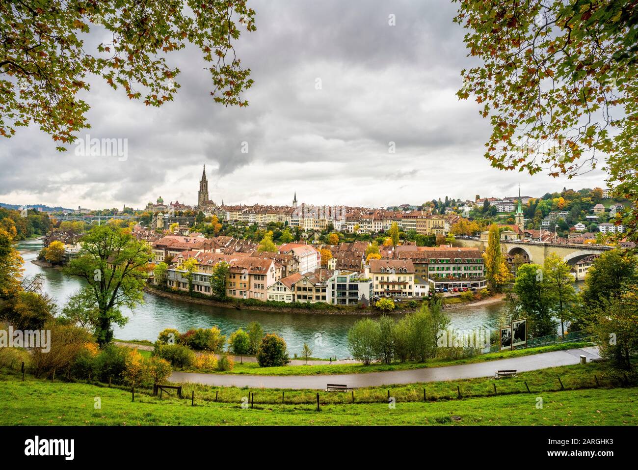 Fiume Aare con Munster Cathedral e il centro della città in background, Berna, Canton Berna, Svizzera, Europa Foto Stock
