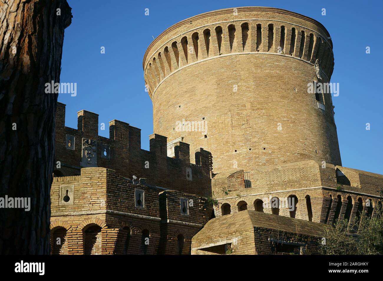 Il bellissimo castello di Giulio II nel villaggio di Ostia Antica, Roma, Italia Foto Stock