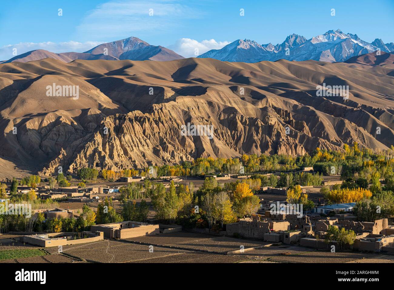 Vista con drone su Bamyan, Shahr-e Gholghola (città Di Urla) rovine, Bamyan, Afghanistan, Asia Foto Stock