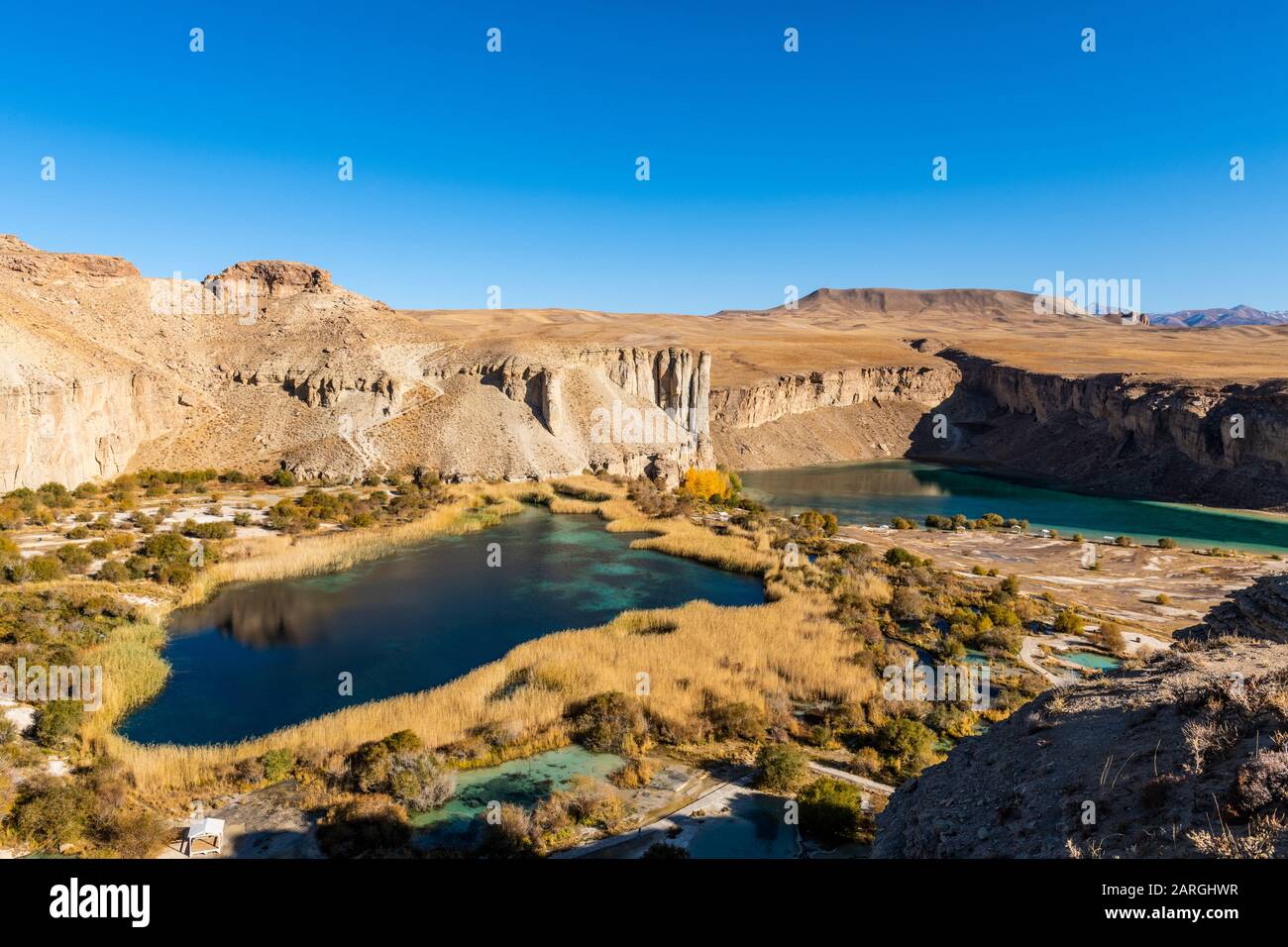 Vista sui laghi blu profondo del Parco Nazionale Band-e-Amir, Afghanistan, Asia Foto Stock