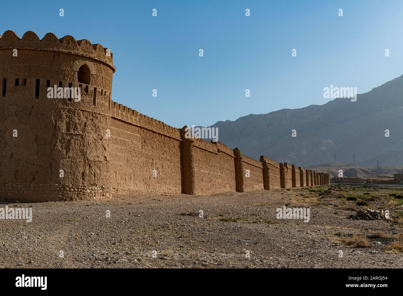 Mura esterne del Palazzo Tashkurgan in stile indiano ex palazzo estivo del re, fuori Mazar-e-Sharif, Afghanistan, Asia Foto Stock