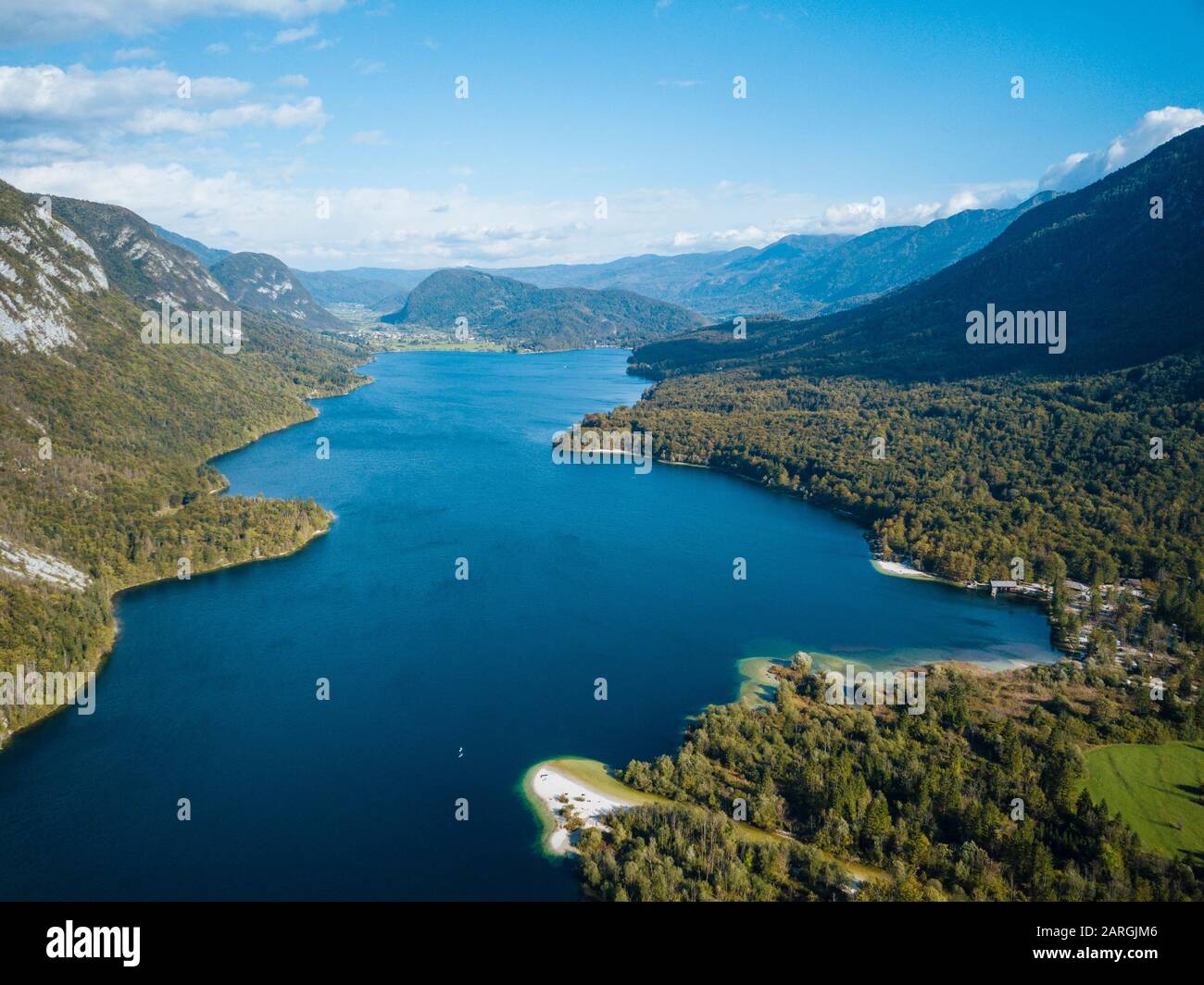 Veduta aerea dal drone del Lago di Bohinj, Parco Nazionale del Triglav, alta Carniola, Slovenia, Europa Foto Stock