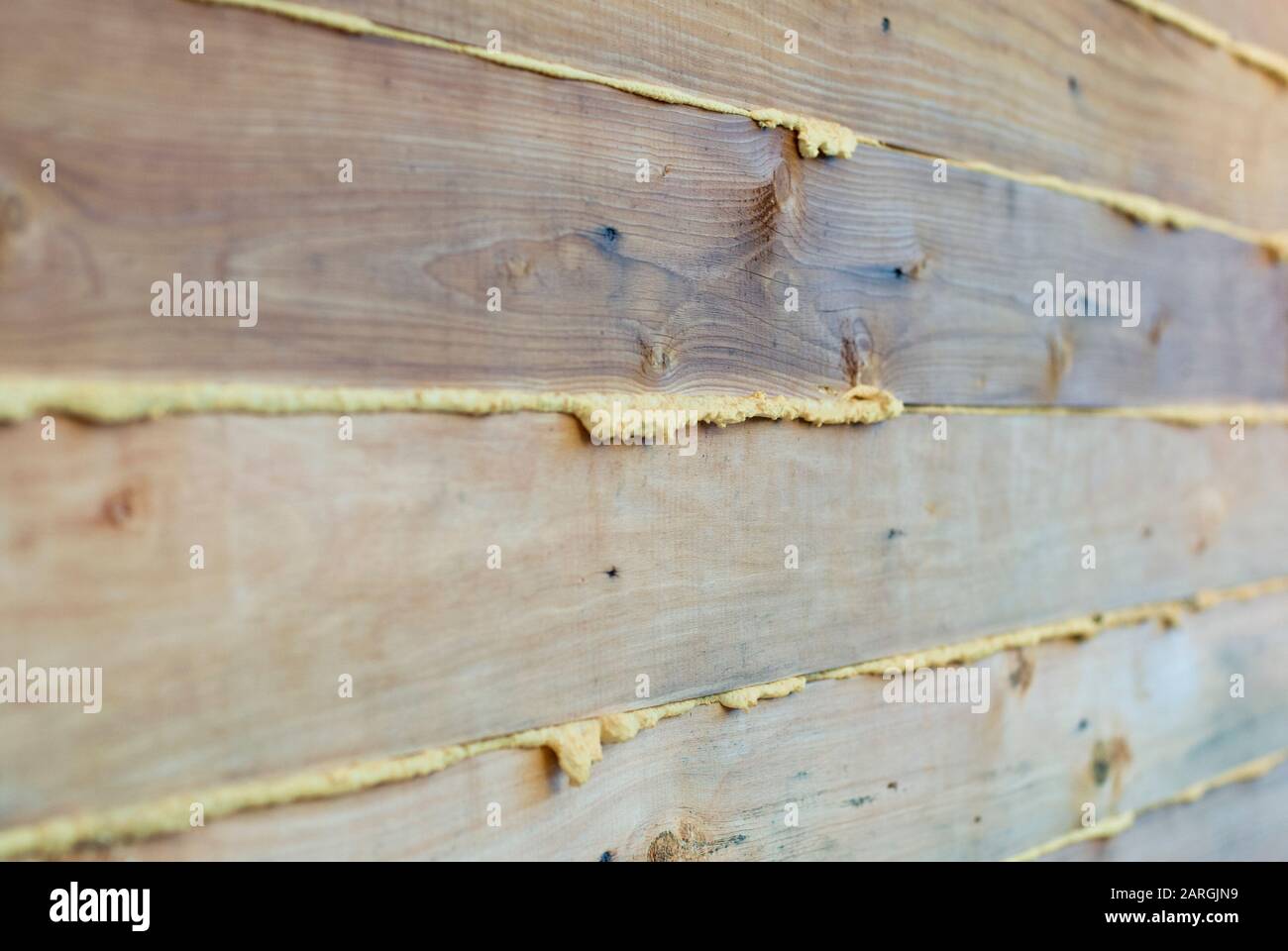 Cuciture di legno casa muro riempito con schiuma di poliuretano Foto Stock