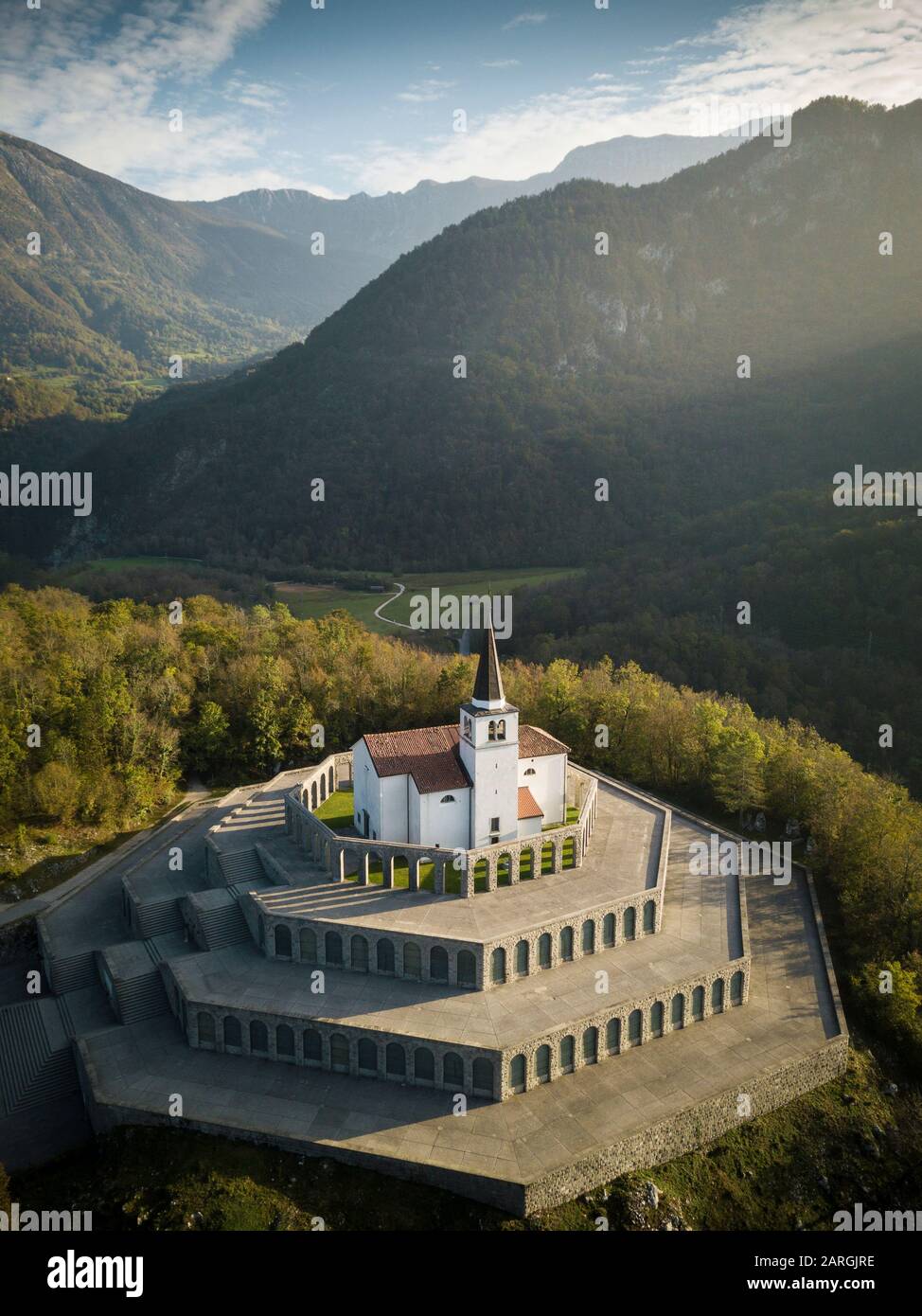 Veduta aerea con il drone del Santuario di Sant'Antonio Caporetto Memorial, Kobarid, Goriska, Slovenia, Europa Foto Stock