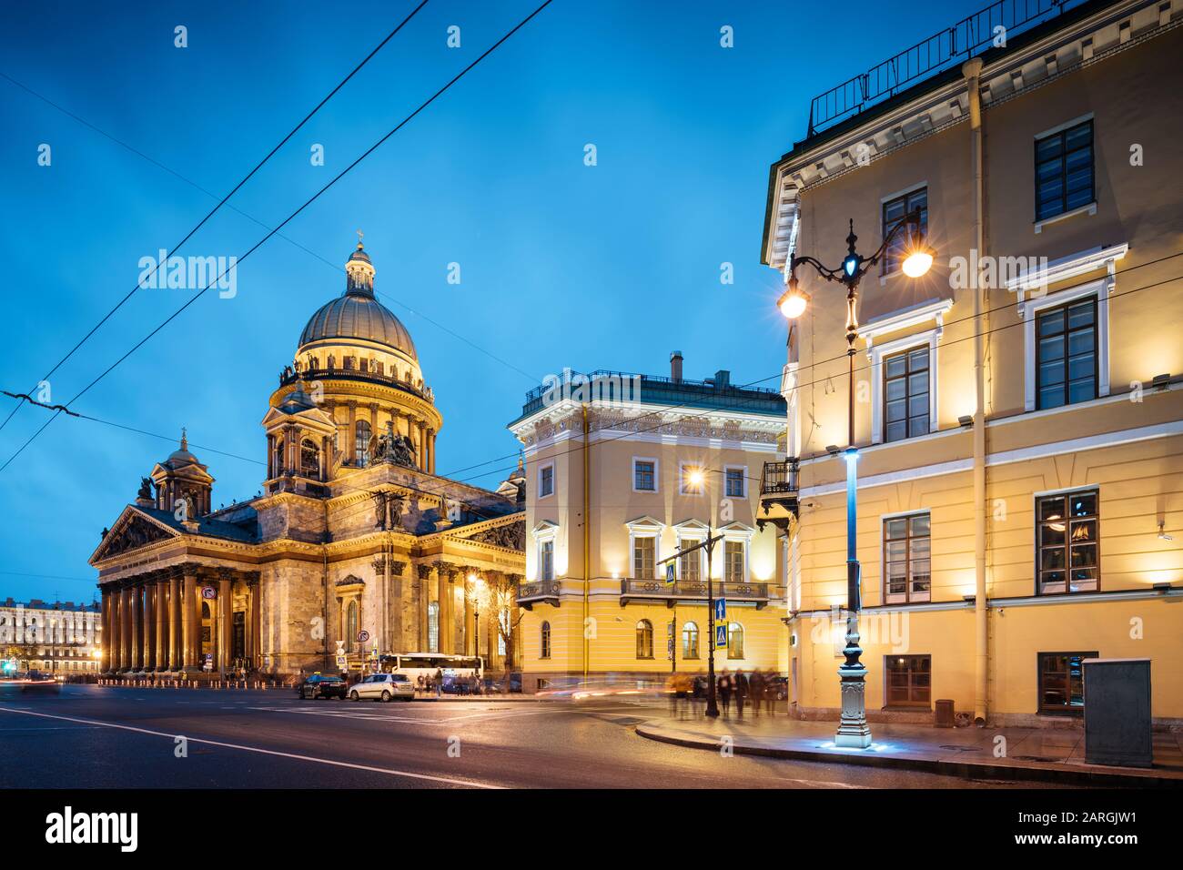 L'esterno della Cattedrale di Sant'Isacco di notte, Patrimonio dell'Umanità dell'UNESCO, San Pietroburgo, Oblast di Leningrado, Russia, Europa Foto Stock