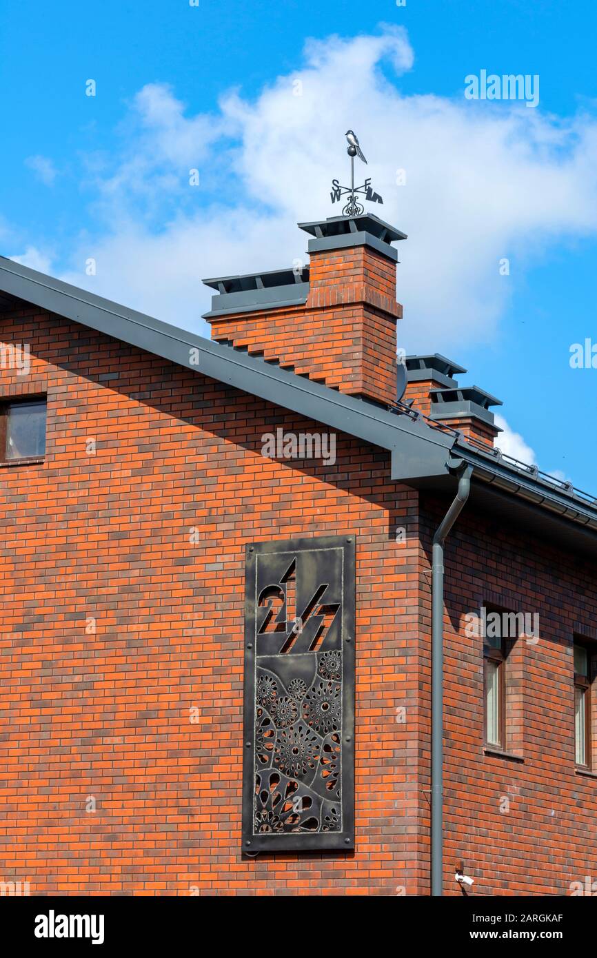 Pskov, frammento della facciata di un edificio di appartamenti sulla via Kalinin, luminoso Sunny day Foto Stock