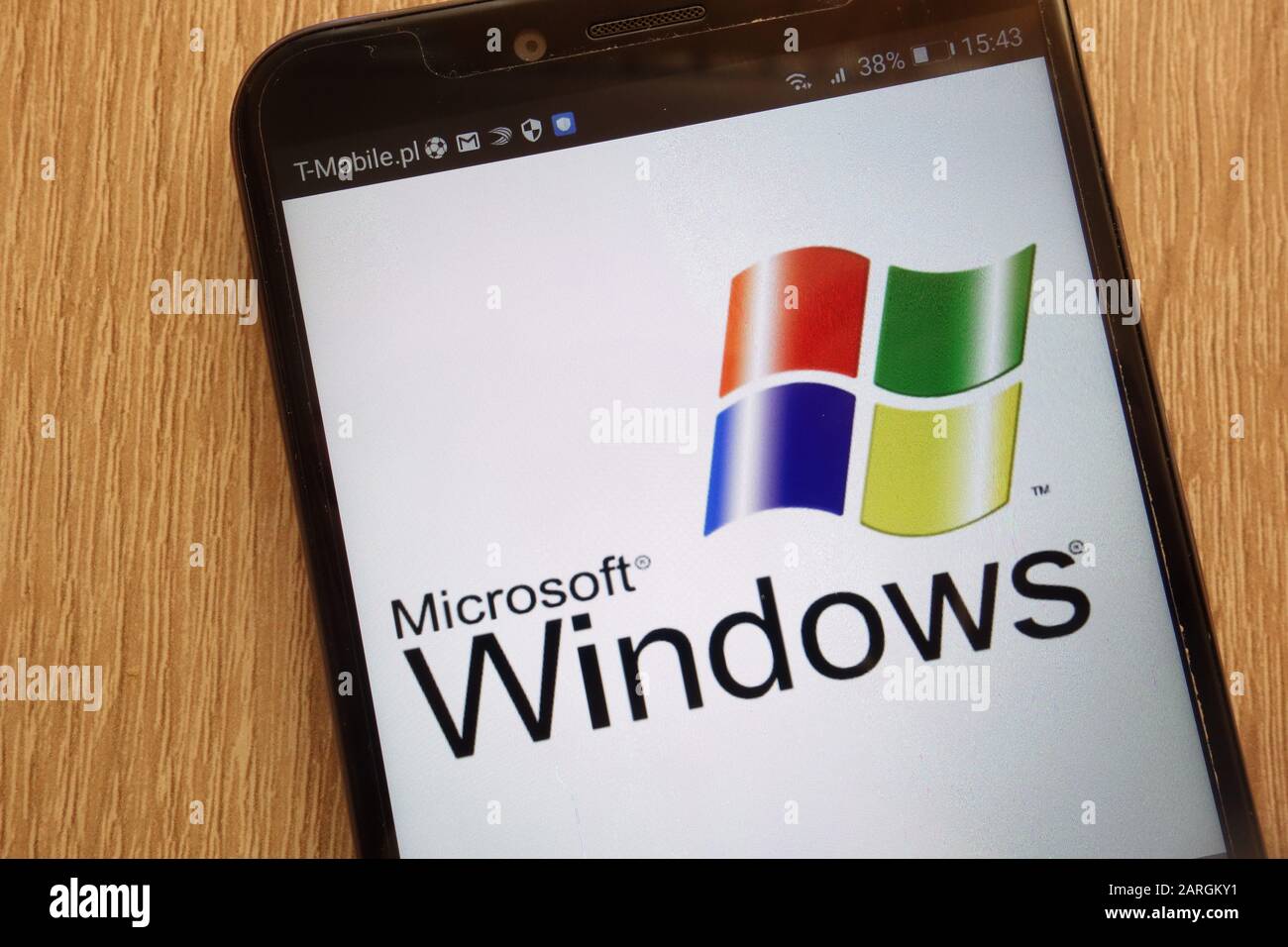 Logo Microsoft Windows visualizzato su uno smartphone moderno Foto Stock