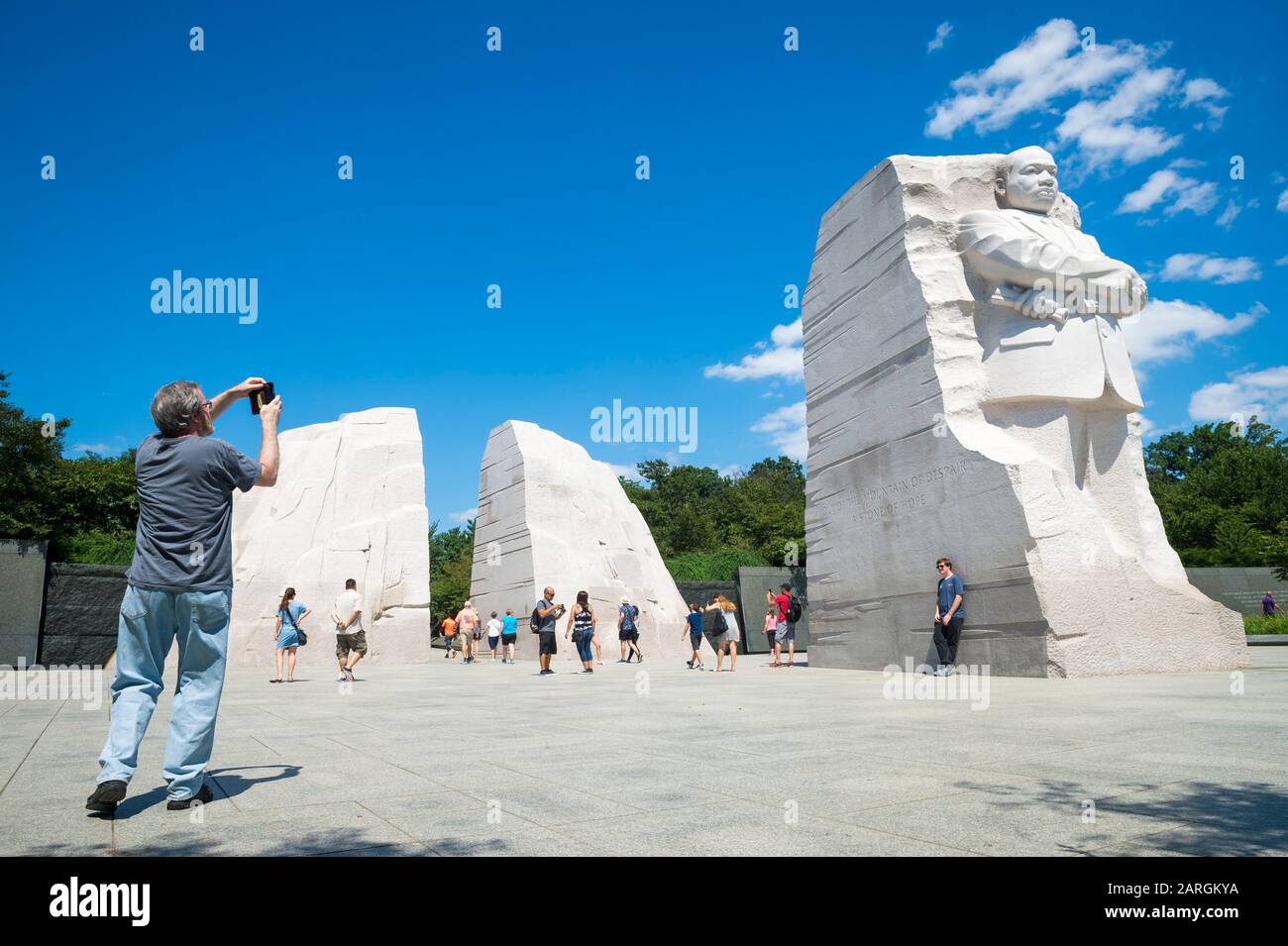 WASHINGTON, DC - AGOSTO 2018: I visitatori del Martin Luther King, Jr Memorial passano attraverso la "montagna della disperazione" per vedere la statua. Foto Stock