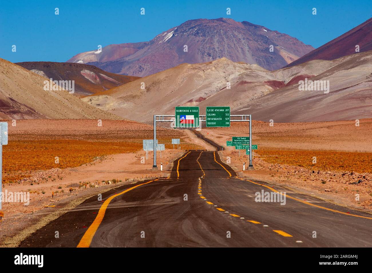 Il confine tra Argentina e Cile, nei pressi di Paso Sico, inizia la strada asfaltata fino a San Pedro de Atacama, Antofagasta, Cile Foto Stock