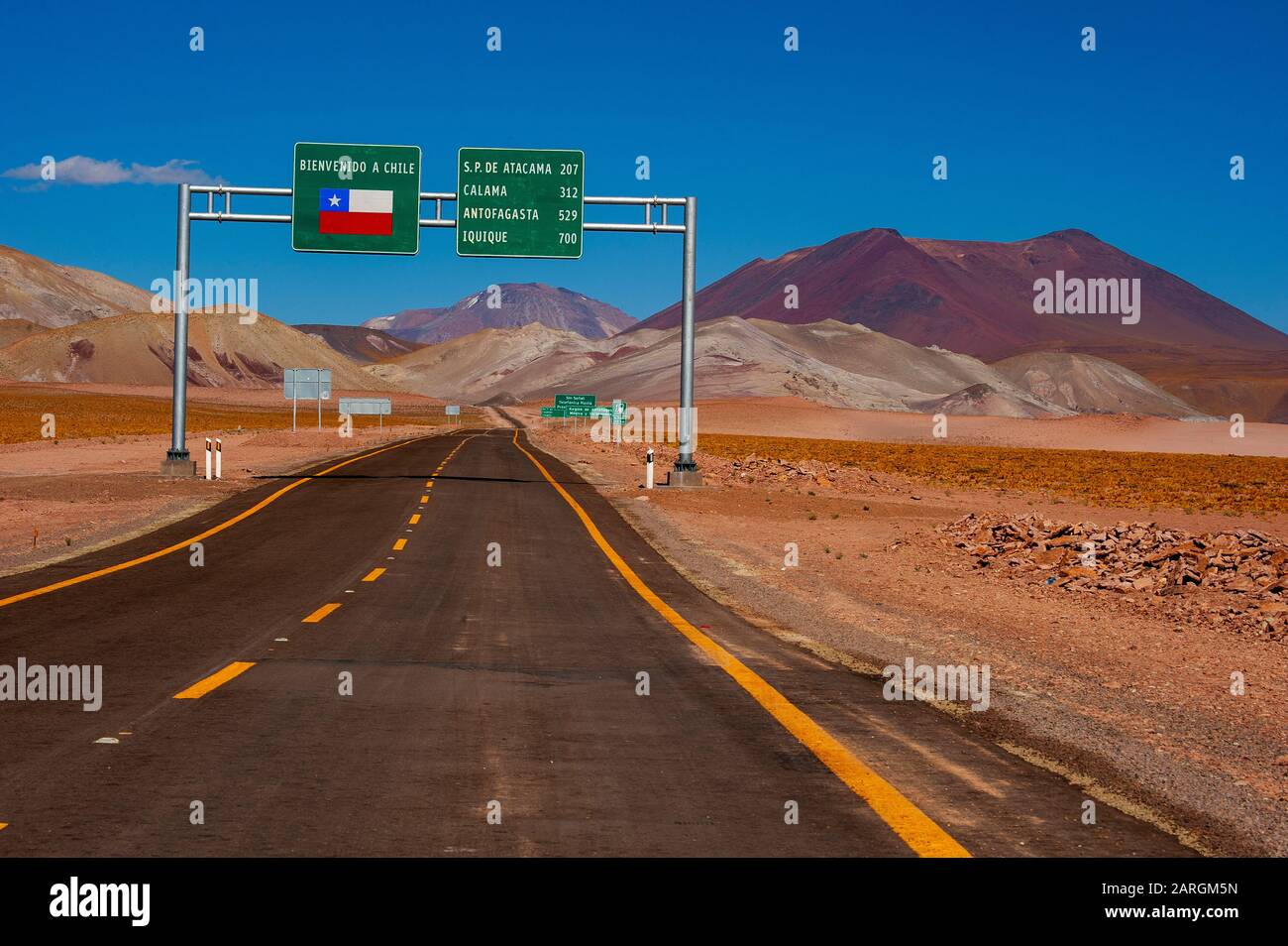 Il confine tra Argentina e Cile, nei pressi di Paso Sico, inizia la strada asfaltata fino a San Pedro de Atacama, Antofagasta, Cile Foto Stock