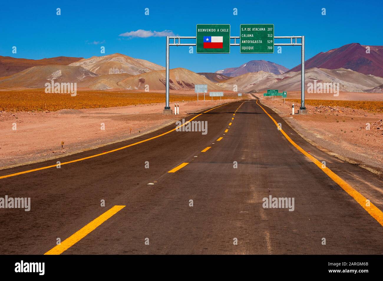 Il confine tra Argentina e Cile, nei pressi di Paso Sico, inizia la strada asfaltata fino a San Pedro de Atacama, Antofagasta, Cile Foto Stock