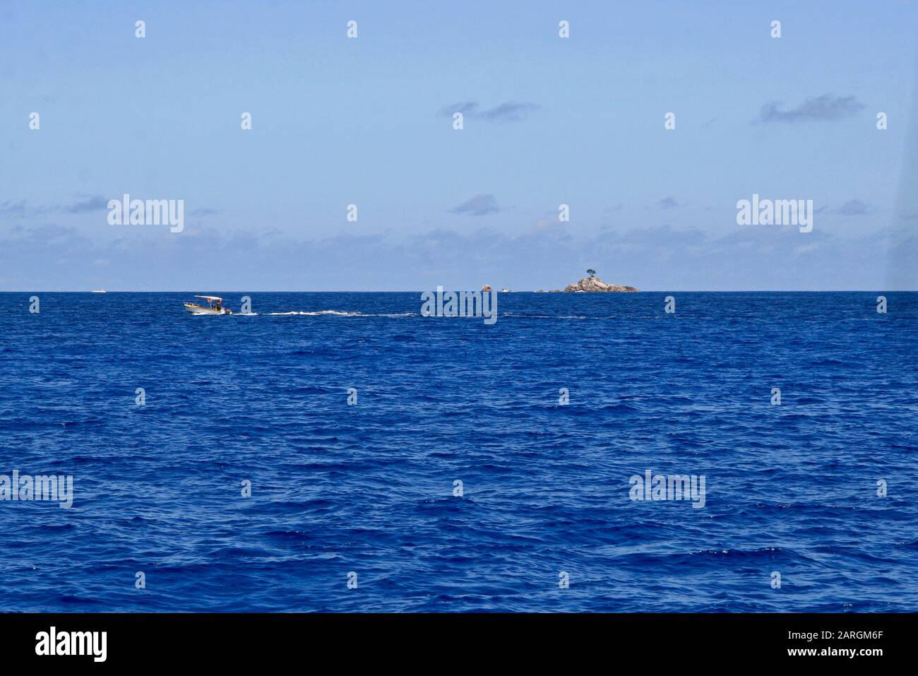 Pesca in barca al mare, al largo della costa di St Anne's Bay, Praslin Island, Seychelles. Foto Stock