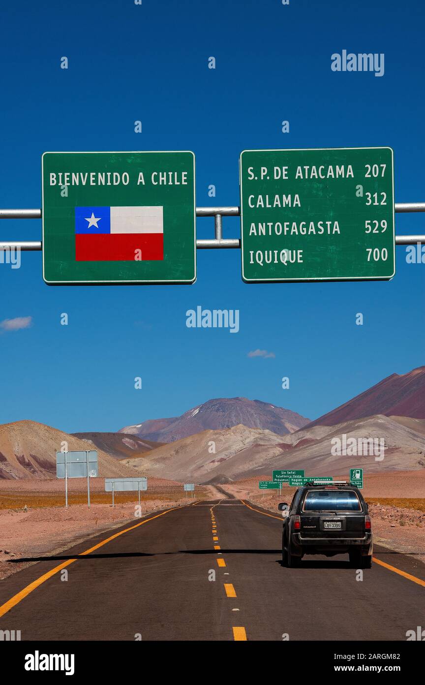 Il confine tra Argentina e Cile, nei pressi di Paso Sico, inizia la strada asfaltata fino a San Pedro de Atacama, Antofagasta, Cile Foto Stock
