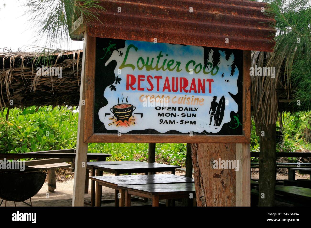 Cartello del ristorante Loutier Coco con orari di apertura, cucina creola, la Digue, Seychelles. Foto Stock