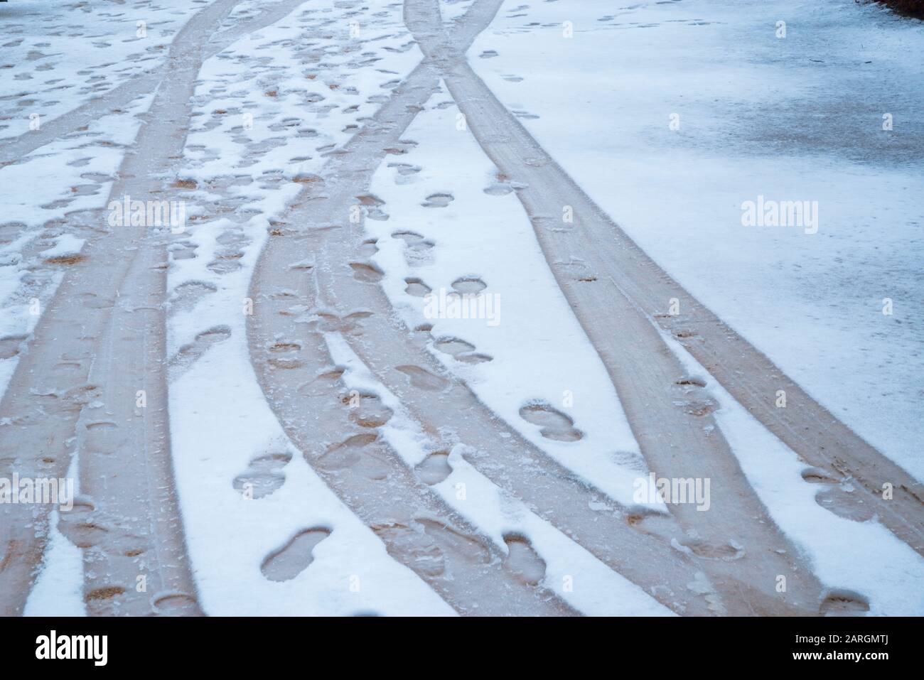 Impronte e pneumatici sulla neve. Foto Stock