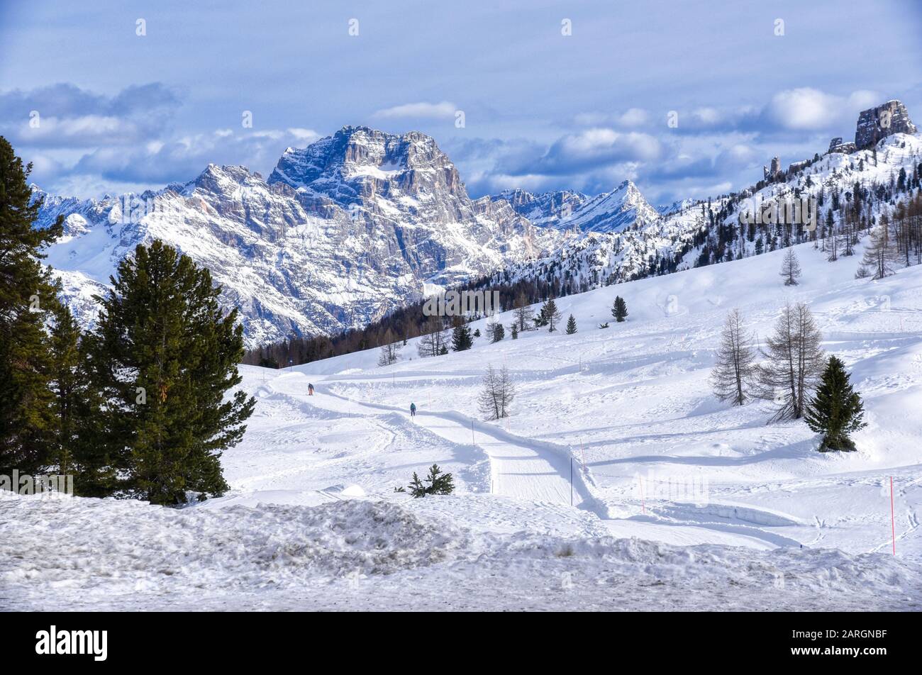 Dal Passo di Falzarego si può ammirare Punta Sorapis e il Monte Antelao Foto Stock