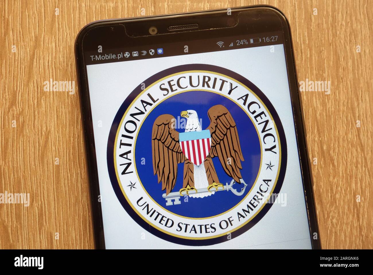 Il logo dell'agenzia nazionale per la sicurezza degli Stati Uniti viene visualizzato su uno smartphone moderno Foto Stock