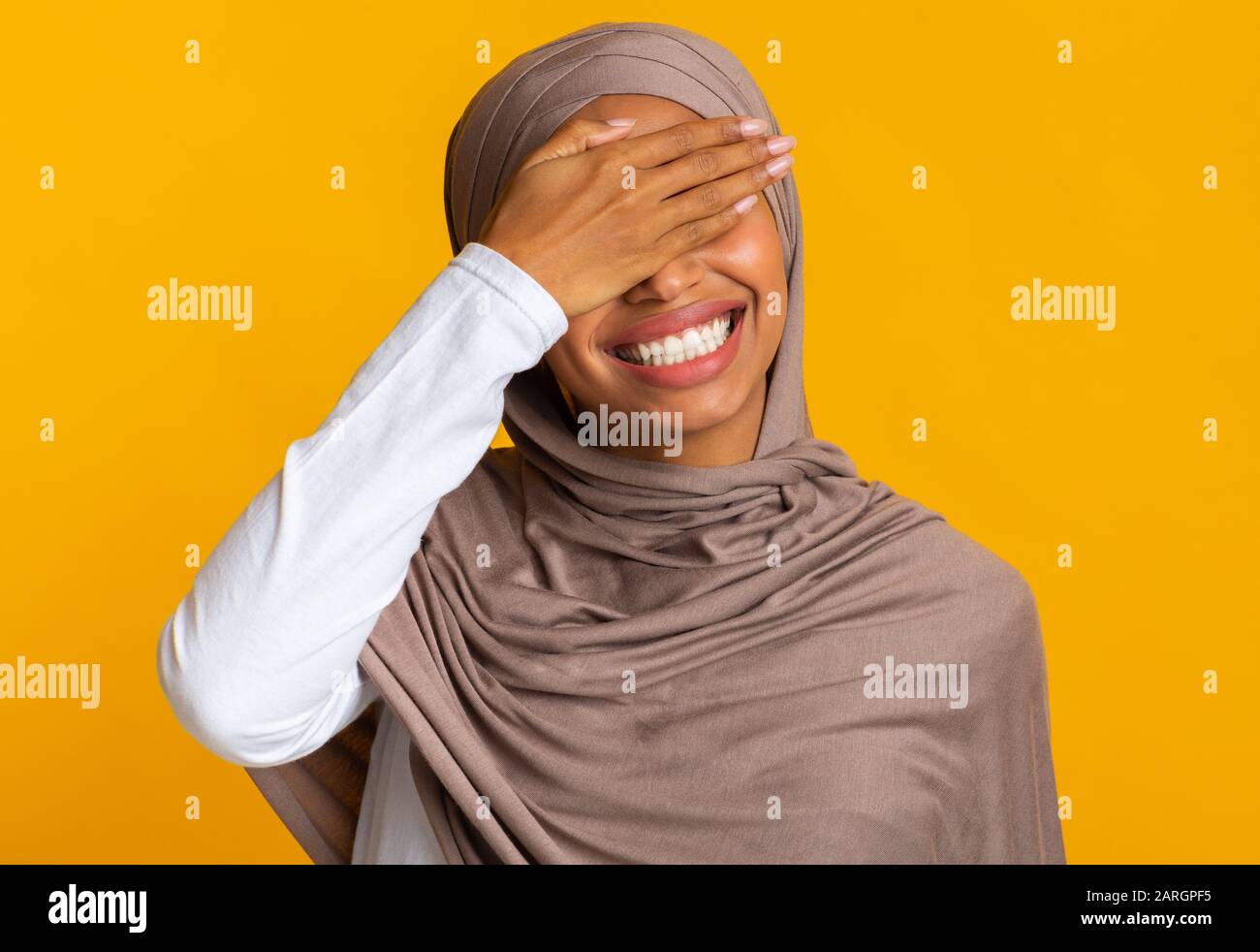 Facepalm. Allegra Donna Musulmana Nera In Velo Coprente Gli Occhi Con La Mano Foto Stock