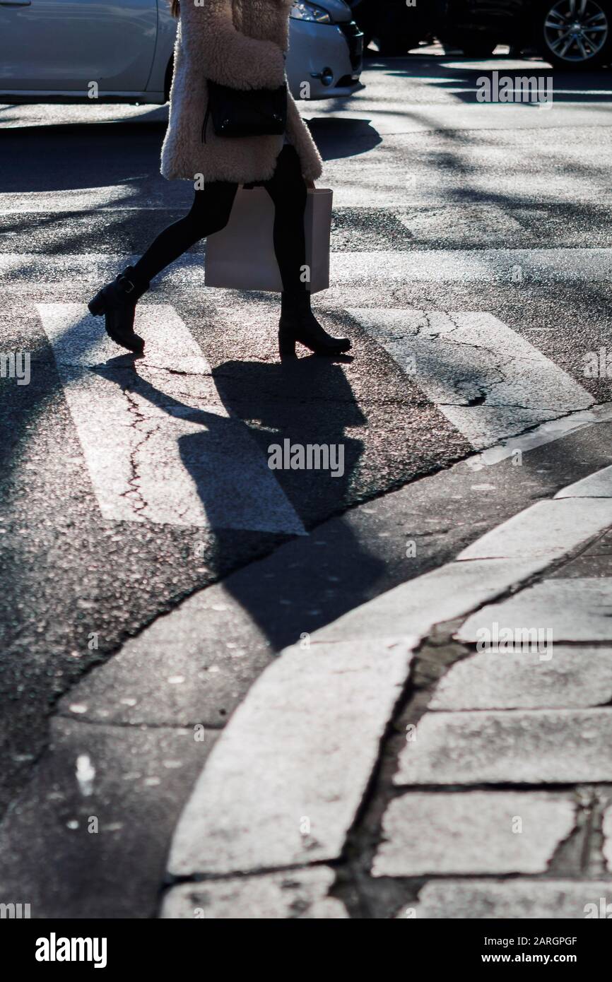 Attraversamento pedonale donna immagini e fotografie stock ad alta ...