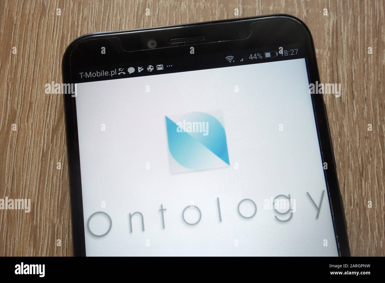 Il logo ontologico (ONT) per la criptovaluta viene visualizzato su uno smartphone moderno Foto Stock