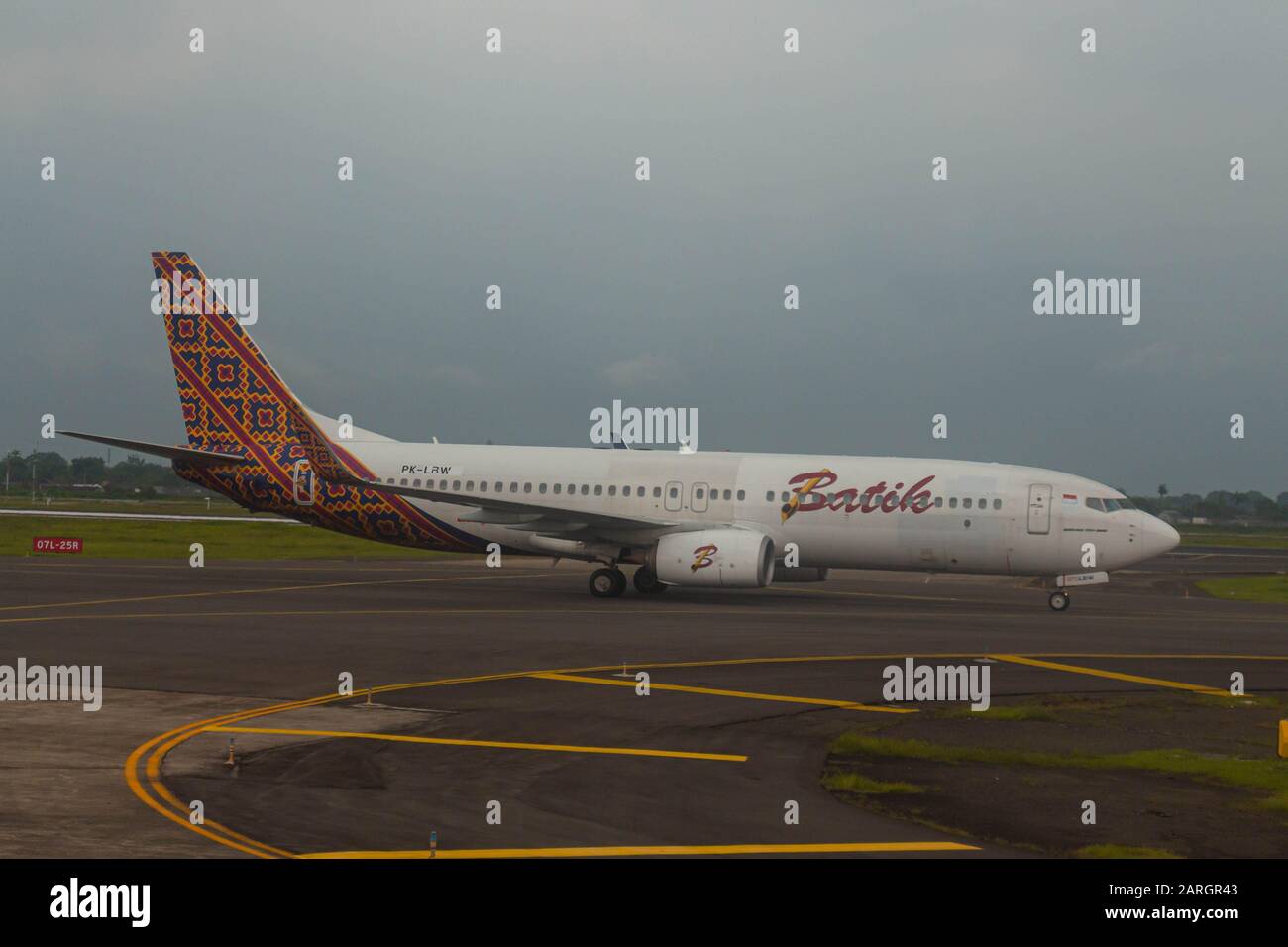 Batik Air PK-LBW Boeing 737-8GP(WL) all'aeroporto internazionale Soekarno-Hatta di Giacarta Foto Stock