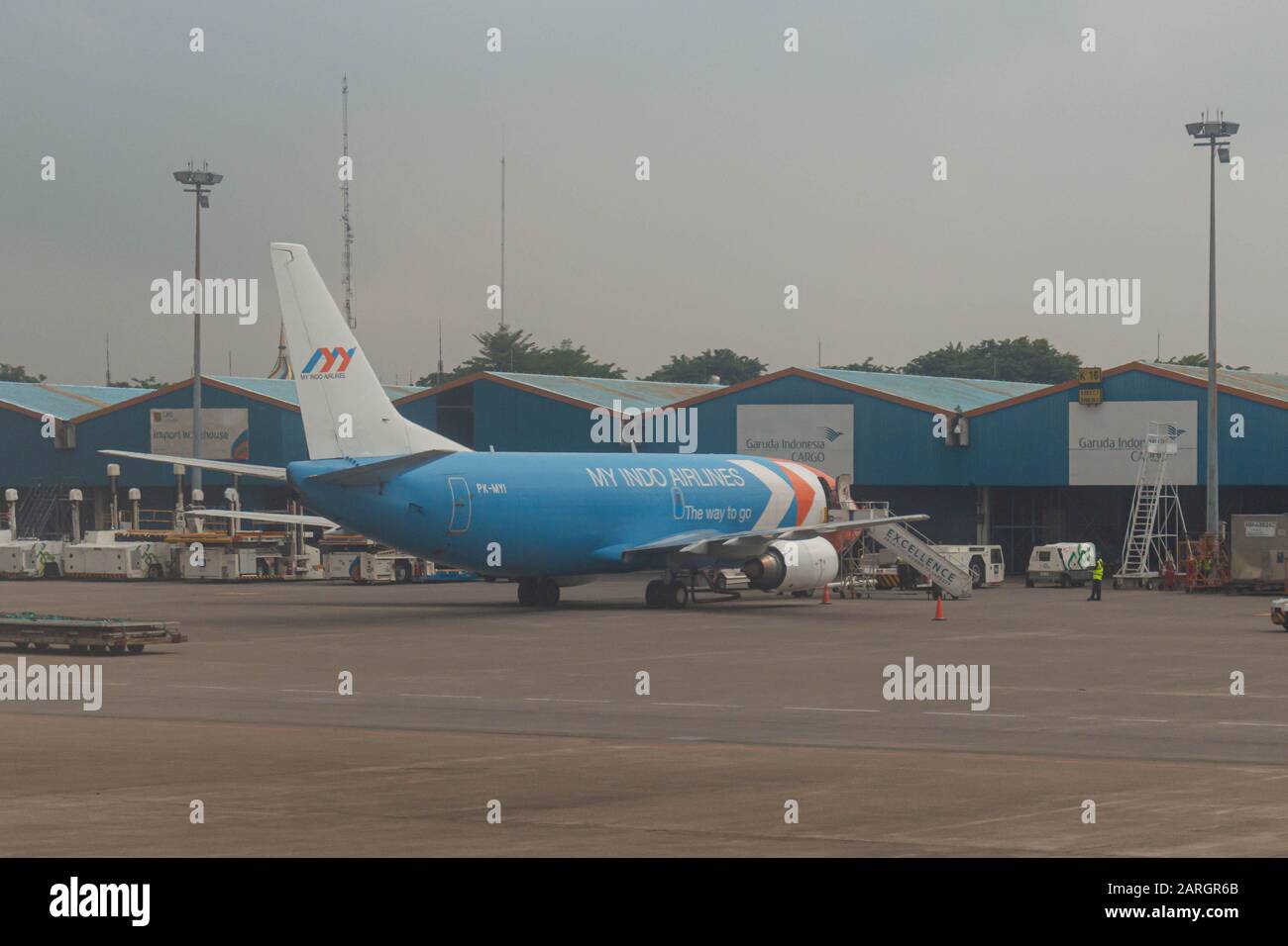 My Indo Airlines Cargo PK-MYI Boeing 737-3Z0(SF) all'aeroporto internazionale Soekarno-Hatta Foto Stock