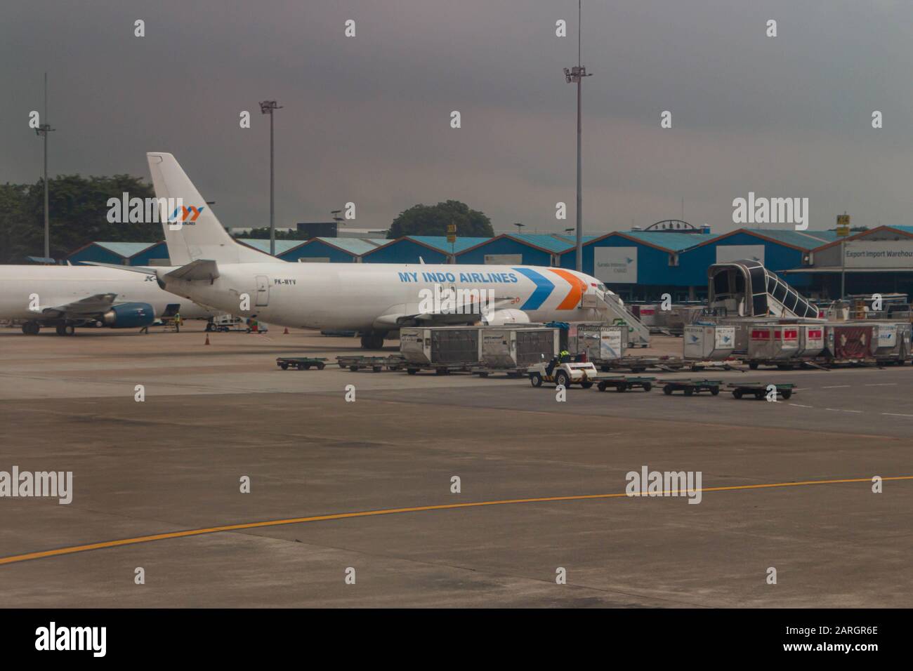 My Indo Airlines Cargo PK-MYV Boeing 737-4B7(SF) all'aeroporto internazionale Soekarno-Hatta Foto Stock