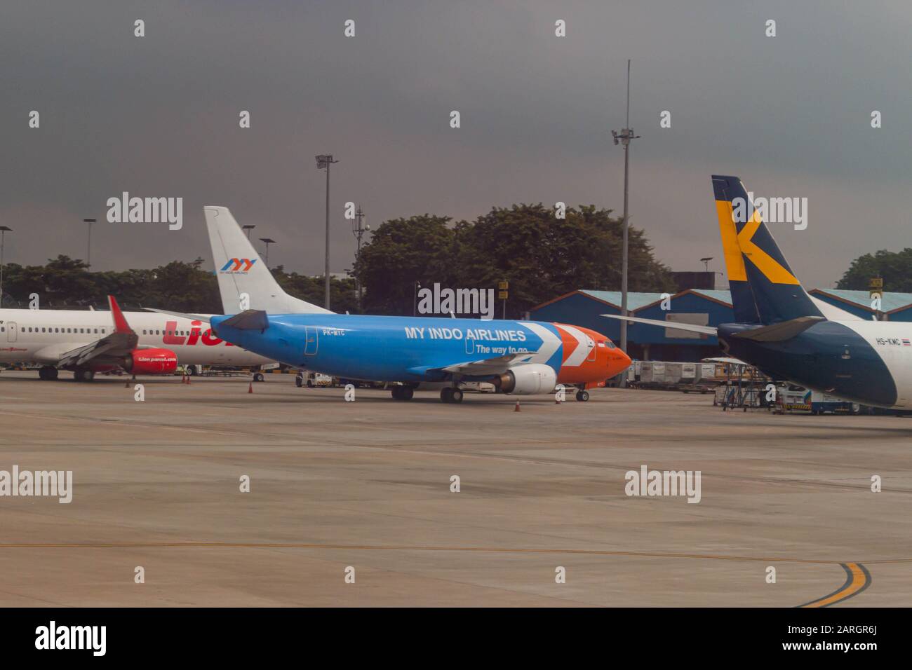My Indo Airlines Cargo PK-MYC Boeing 737-39K(SF) all'aeroporto internazionale Soekarno-Hatta Foto Stock