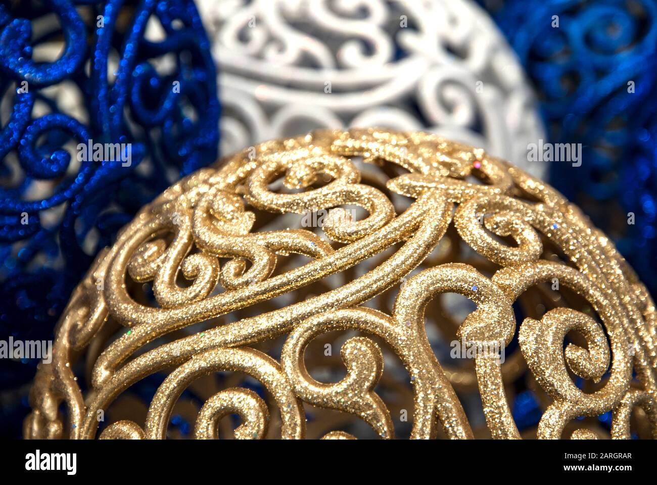 Golden, blu e bianco Natale decorazioni close up Foto Stock