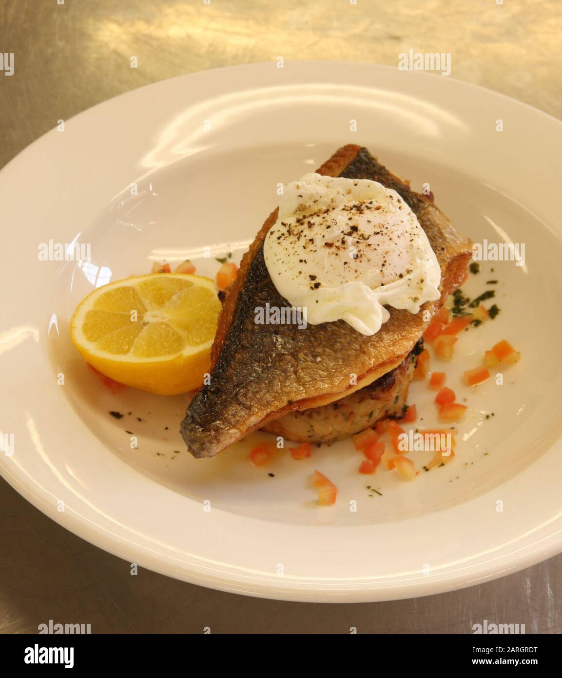 Seabass cotto con uovo in camicia Foto Stock