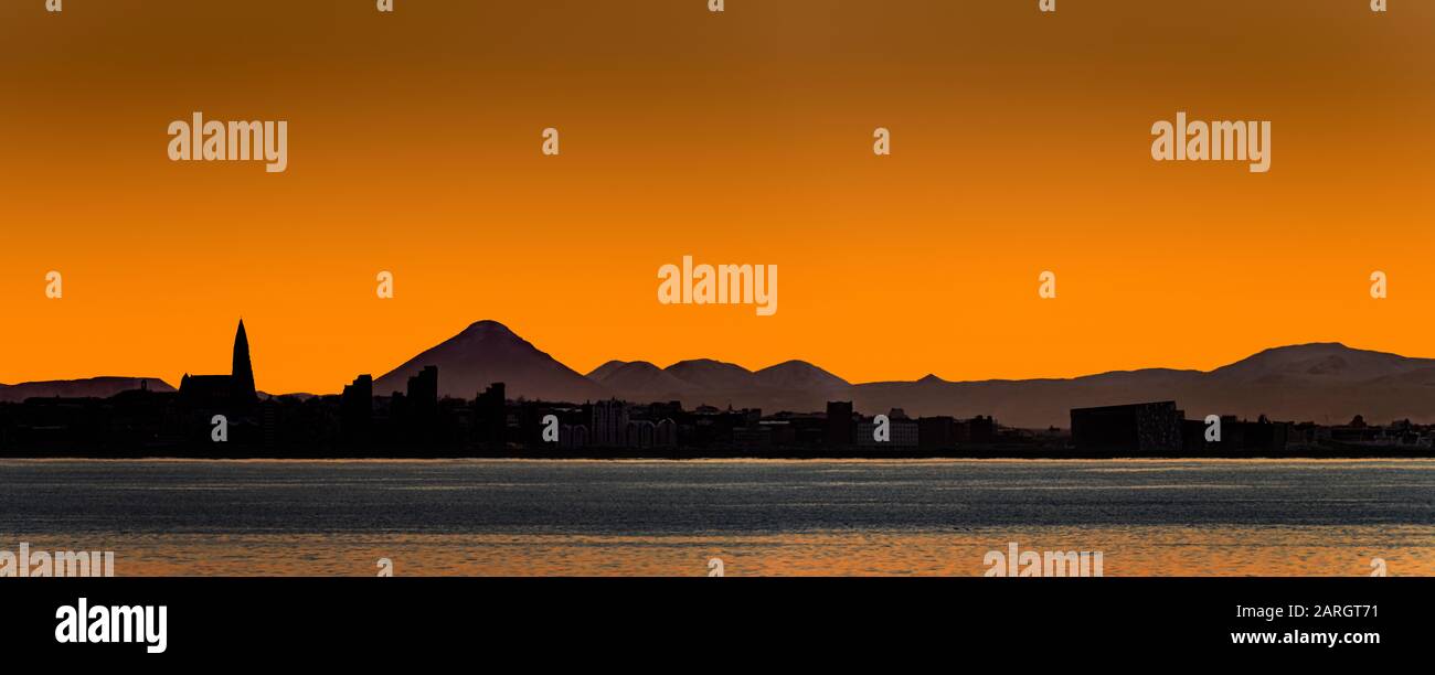 Tramonto, Skyline Di Reykjavik, Chiesa Di Hallgrimskirkja E Mt. Keilir, Reykjavik, Islanda Foto Stock