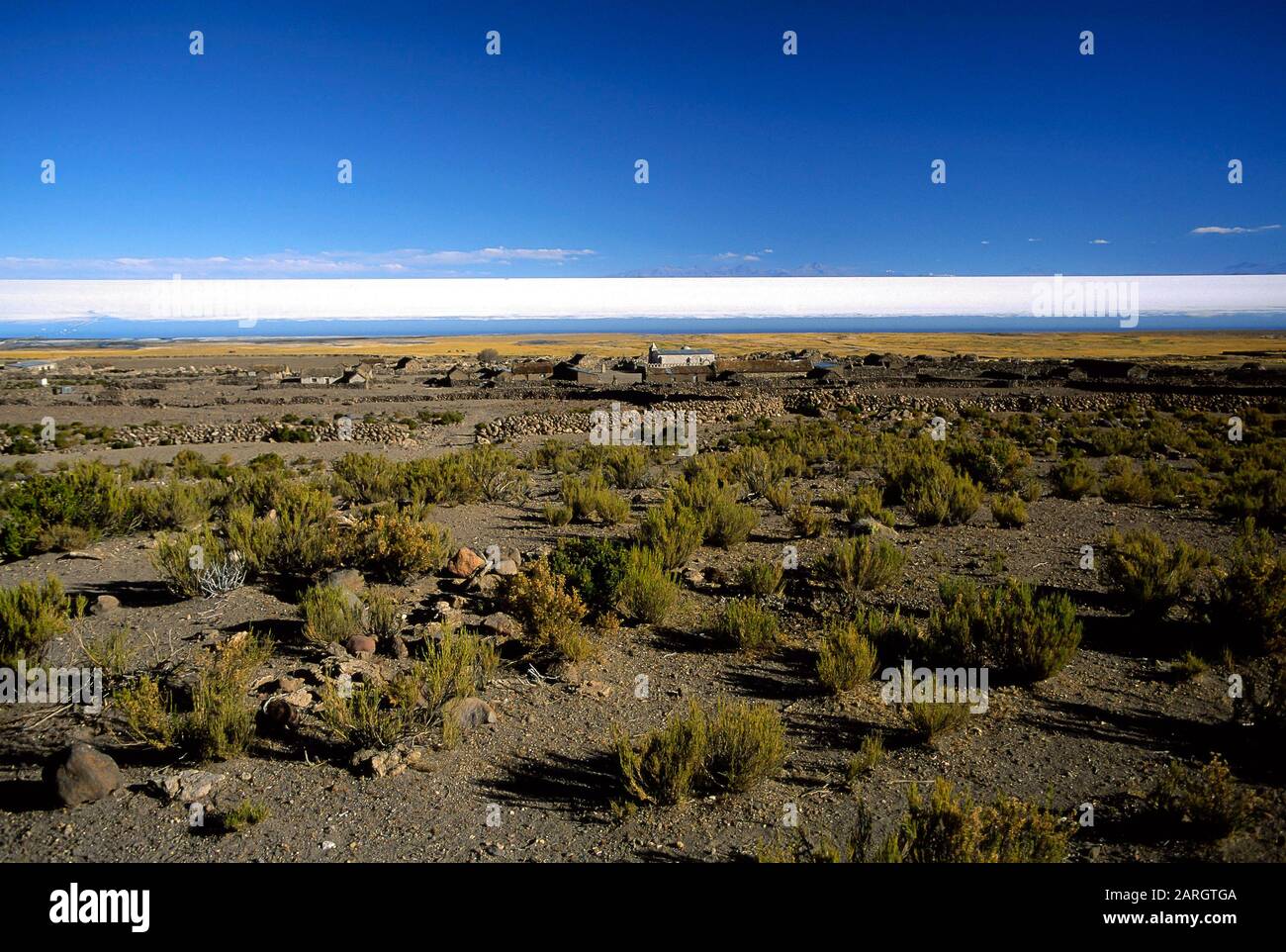 Salar de Uyuni, Bolivia, America Latina: Un villaggio ai piedi del vulcano Tunùpa al confine del Salar de Uyuni Foto Stock