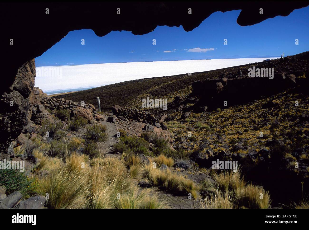 Salar de Uyuni, Bolivia, America Latina: Una grotta sulle pendici del vulcano Tunùpa al confine del Salar de Uyuni Foto Stock