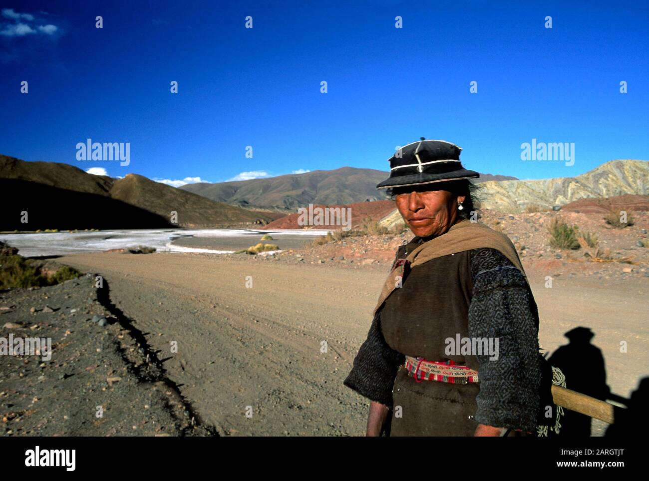 Salar de Uyuni, Bolivia, America Latina: Una donna di un villaggio nel vicino salar si muove a piedi per fare scorta di cibo Foto Stock