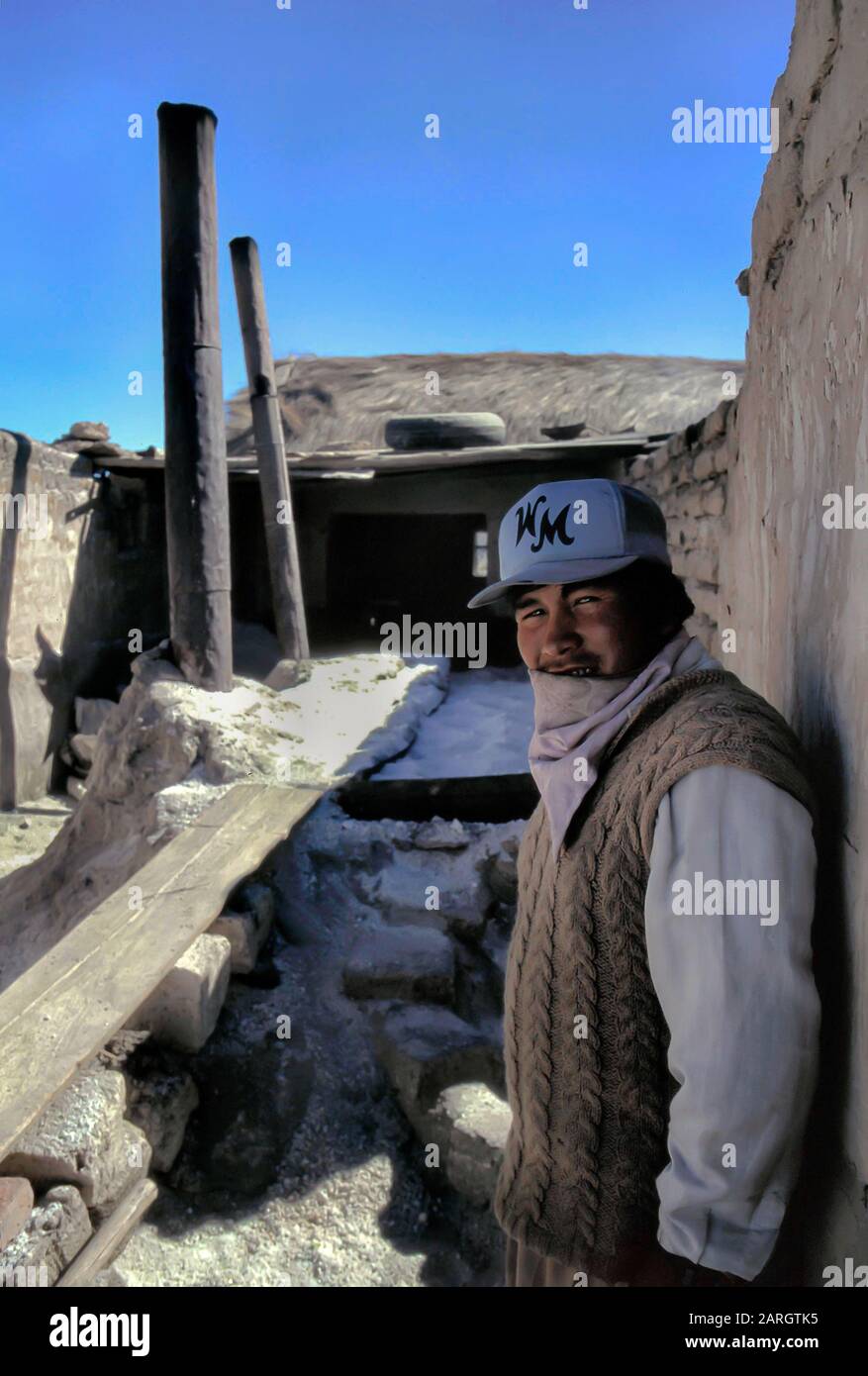 Salar de Uyuni, Bolivia, America Latina: Un lavoratore in pausa durante la lavorazione del sale Foto Stock