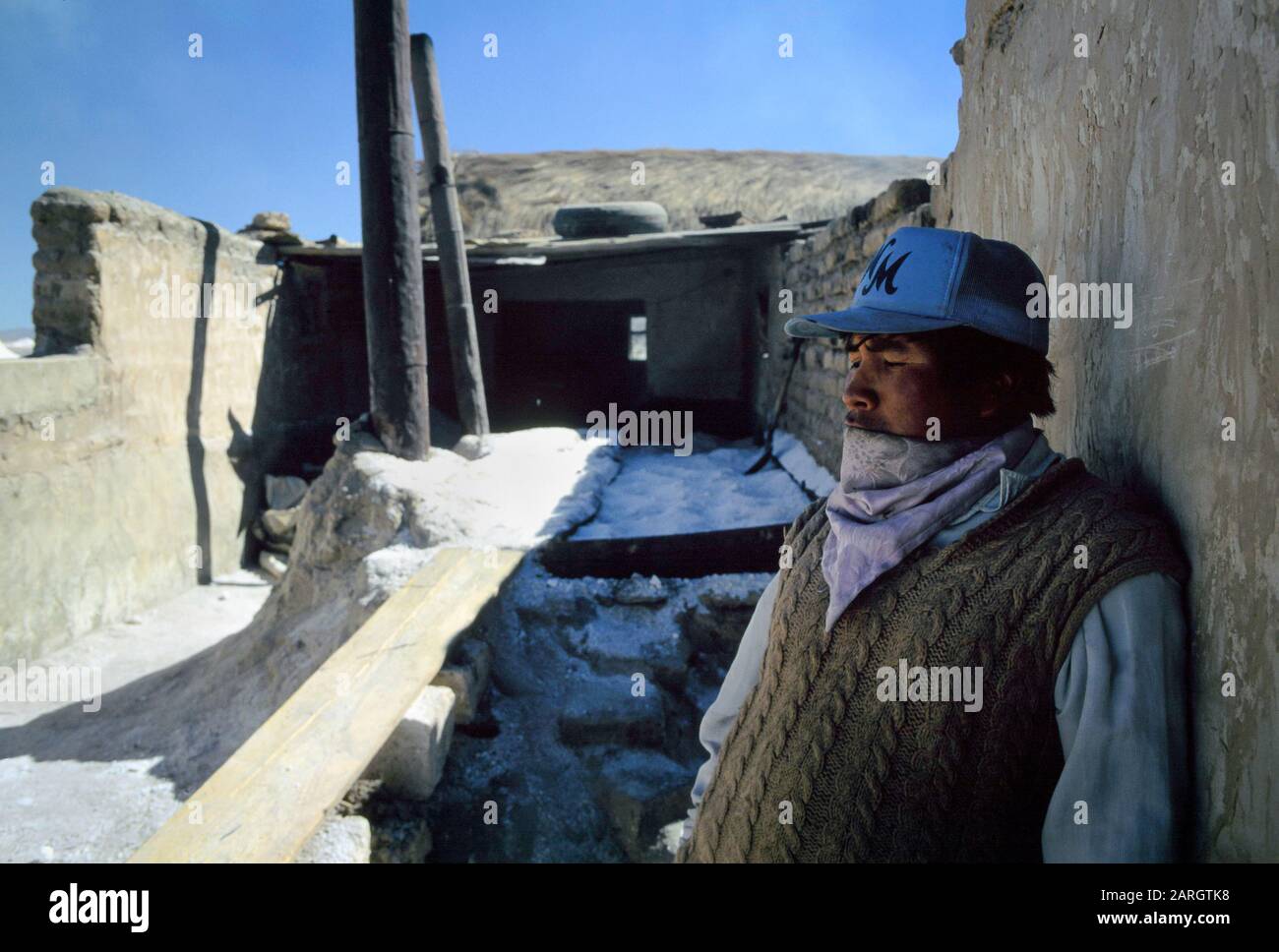 Salar de Uyuni, Bolivia, America Latina: Un lavoratore in pausa durante la lavorazione del sale Foto Stock