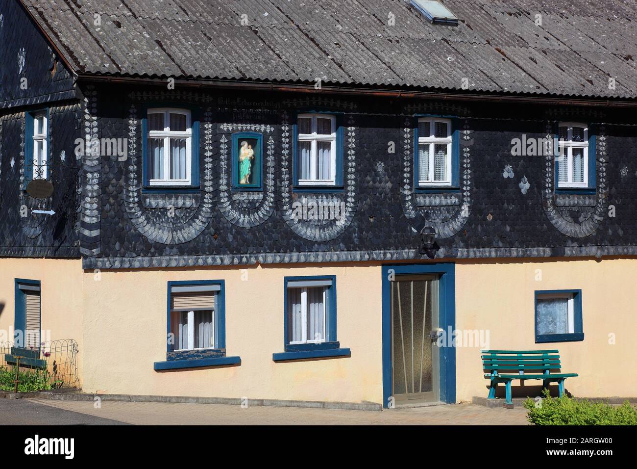 Hausmadonna, Ehemaliger Brauereigasthof, Zweigeschosiger Satteldachbau, Teilverschiefert, Um 1800, Denkmal, Wallersberg, Stadtteil Zur Stadt Weismain Foto Stock