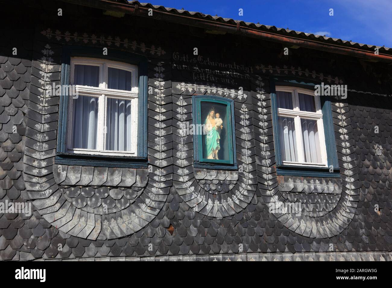 Hausmadonna, Ehemaliger Brauereigasthof, Zweigeschosiger Satteldachbau, Teilverschiefert, Um 1800, Denkmal, Wallersberg, Stadtteil Zur Stadt Weismain Foto Stock