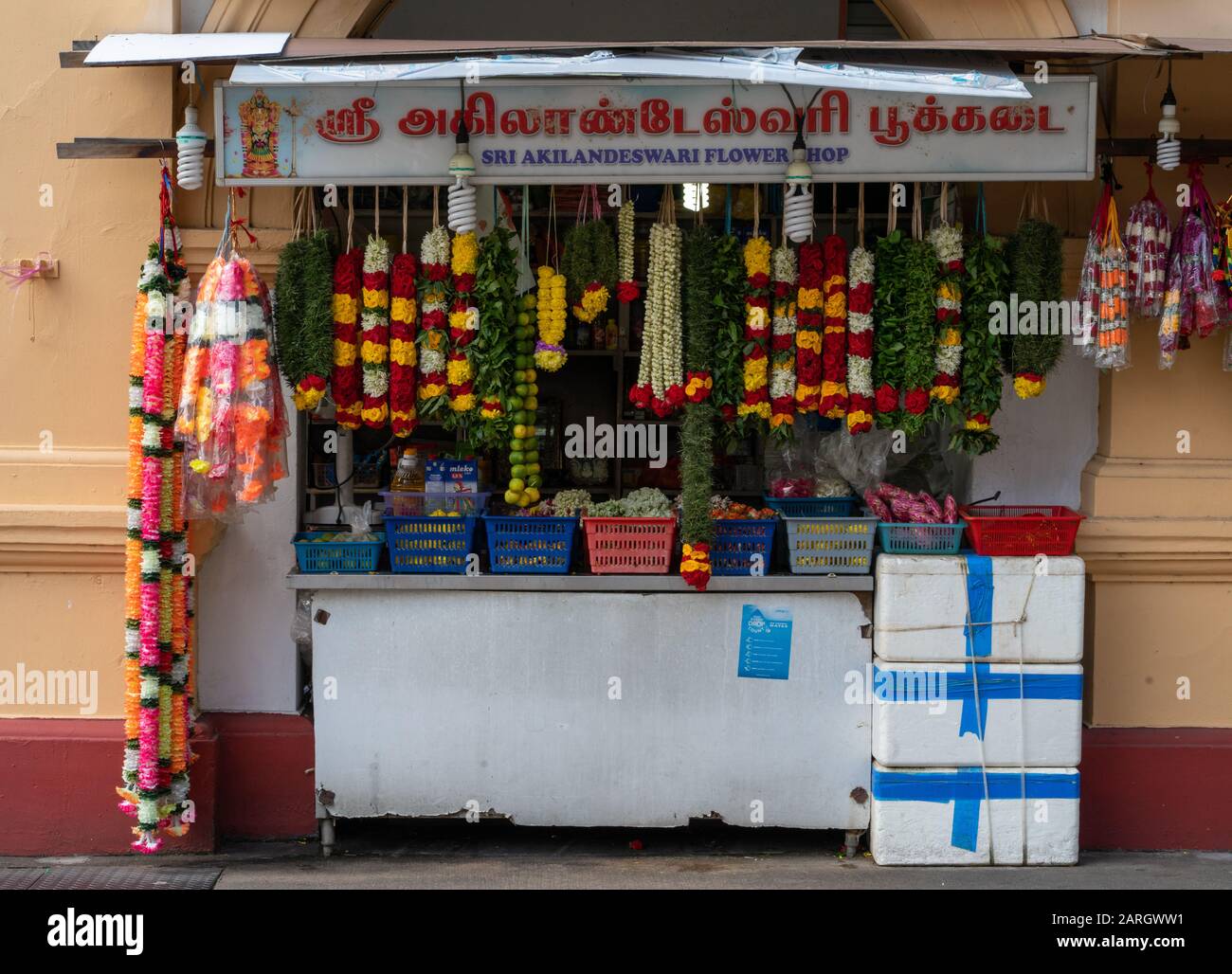 Singapore, Singapore - Gennaio il 22nd, 2020 : stallo dei fiori che vende garlands per l'offerta del tempiale a Poca India Foto Stock