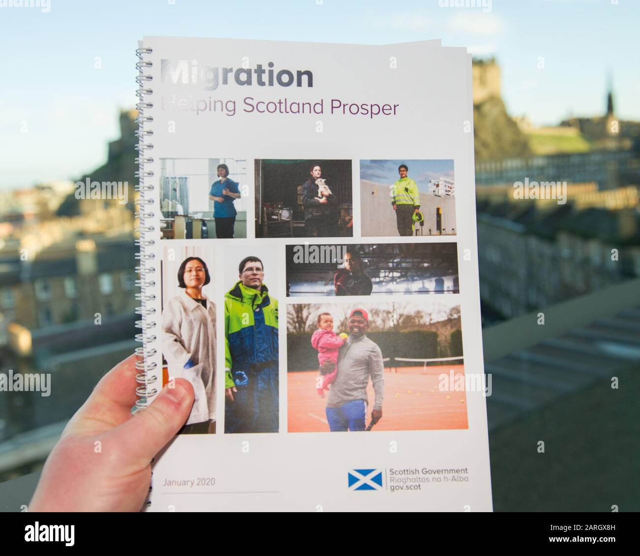 Edimburgo, Regno Unito. 27 Gennaio 2020. Nella foto: Una copia del rapporto pubblicato. Nicola Sturgeon svela le proposte di politica dell'immigrazione per un nuovo visto scozzese volto ad affrontare lo spopolamento e a ridurre le lacune nelle competenze. Si prevede che tutta la crescita della popolazione scozzese per i prossimi 25 anni sia dovuta alla migrazione, a differenza del resto del Regno Unito. I controlli sull’immigrazione del nuovo governo britannico e la fine della libera circolazione dopo la Brexit dovrebbero esacerbare il rischio di divari di competenze e carenze di manodopera in Scozia. Credito: Colin Fisher/Alamy Live News. Foto Stock