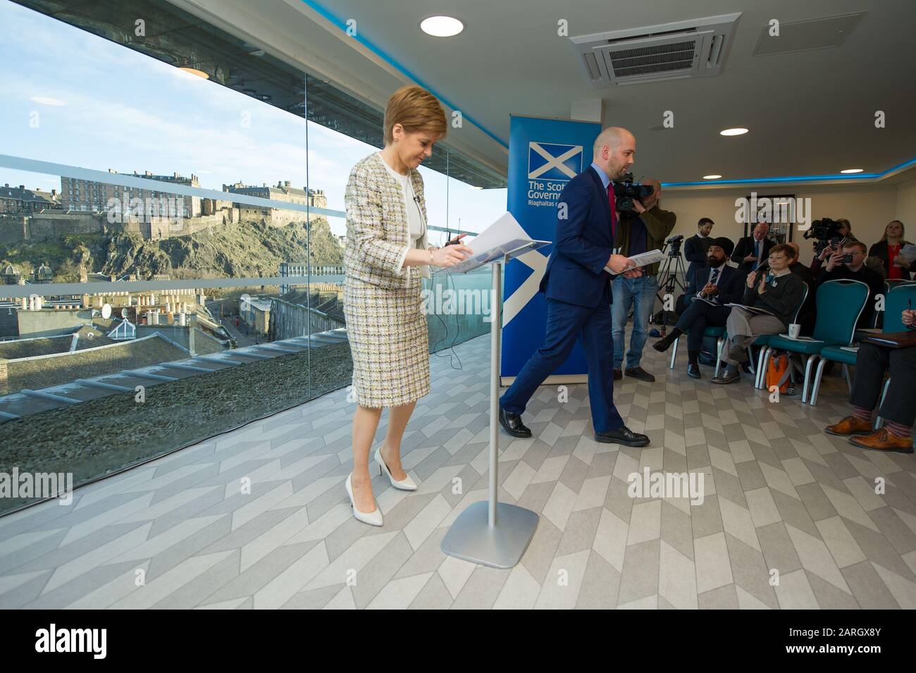 Edimburgo, Regno Unito. 27 Gennaio 2020. Nella foto: Nicola Sturgeon MSP - Primo Ministro della Scozia e leader del Partito Nazionale Scozzese (SNP). Nicola Sturgeon svela le proposte di politica dell'immigrazione per un nuovo visto scozzese volto ad affrontare lo spopolamento e a ridurre le lacune nelle competenze. Si prevede che tutta la crescita della popolazione scozzese per i prossimi 25 anni sia dovuta alla migrazione, a differenza del resto del Regno Unito. Credito: Colin Fisher/Alamy Live News. Foto Stock